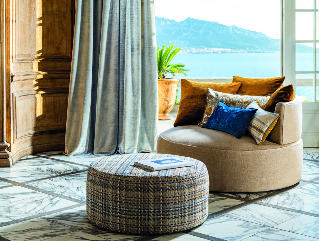 Made in Italy, “Cinq Terres” is a corduroy velvet with a soft and silky touch and a supple drape thanks to its viscose fibres – also known as artificial silk. “Golfo Paradiso” is a bright jacquard with dynamic energy – not less than 22 colours of yarn create its complex weave. This 100% linen tightly woven basketweave is a fabric that few weavers are still able to produce, given the quality and width of the yarn used.
