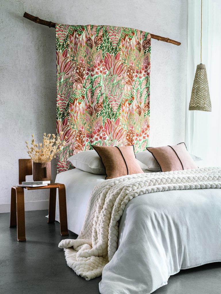 This sumptuous embroidered cotton satin captures the soul of Salonga. The extraordinary plant design covers the satin, creating an enchanting feeling of movement. Like a dance of leaves, the plants seem to undulate in the heart of the forest. The rich colours and the diversity of the embroidery stitches make this a truly beautiful fabric. Salonga is available in 4 colours.